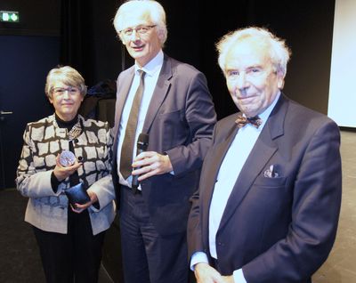remise de la médaille d’or de la Ville par Monsieur le Maire à Catherine Comas, présidente d’honneur
