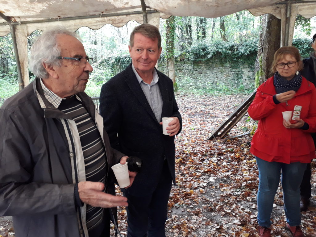 Jean Berny Président de PARR remercie Thierry Convert, Maire de Poigny la Forêt