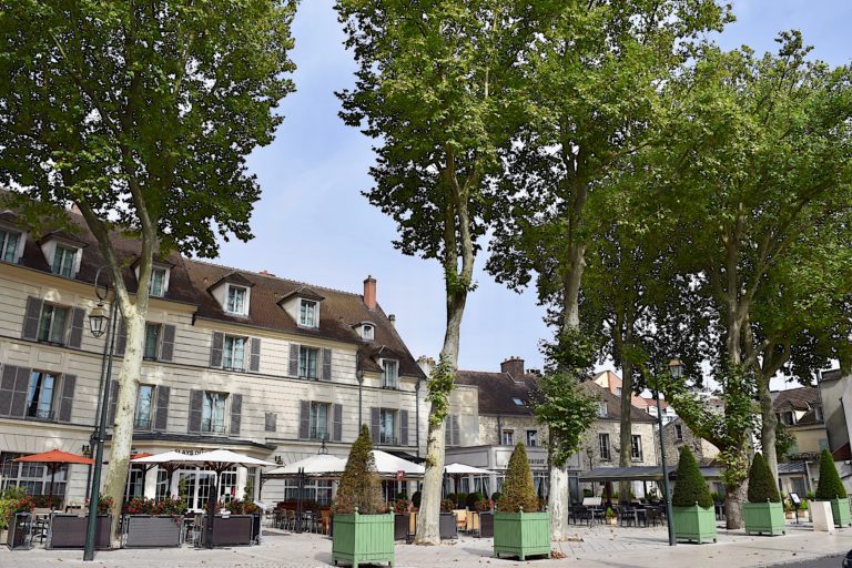 Place F.Prud'homme, devant le Relays du Château